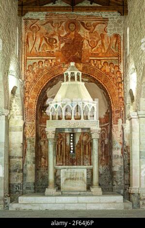 Église de San Pietro ad Oratorium à Capestrano, ciborium en pierre et fresques dans l'abside de la nef centrale.Capestrano, Abruzzes, Italie, Europe Banque D'Images