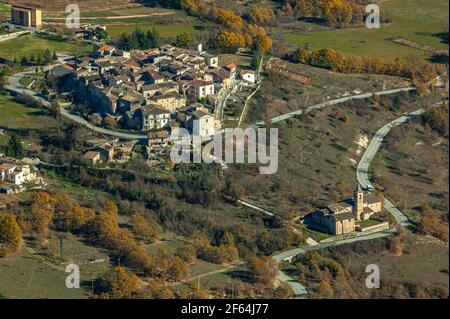 Vue aérienne d'un petit village de montagne avec la collégiale et l'église en dehors de la ville. Santa Maria del Ponte, Tione degli Abruzzi, Abruzzes Banque D'Images