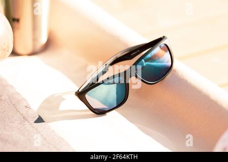 Le modèle classique de lunettes de soleil avec verres bleus prend des photos à l'extérieur en été. Mise au point sélective Banque D'Images