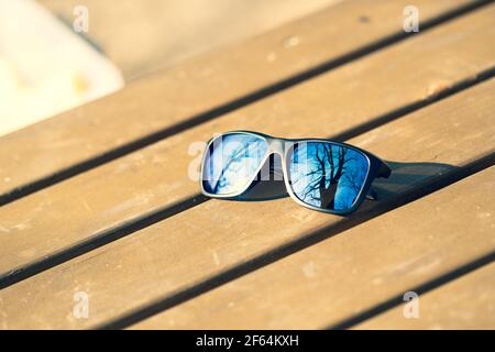 Le modèle classique de lunettes de soleil avec verres bleus prend des photos à l'extérieur en été. Mise au point sélective Banque D'Images