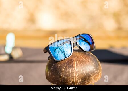 Le modèle classique de lunettes de soleil avec verres bleus prend des photos à l'extérieur en été. Mise au point sélective Banque D'Images