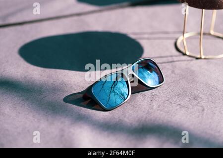 Le modèle classique de lunettes de soleil avec verres bleus prend des photos à l'extérieur en été. Mise au point sélective Banque D'Images