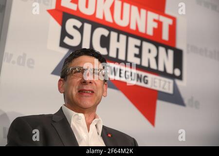 Düsseldorf, Allemagne. 30 mars 2021. Knut Giesler, Directeur de district d'IG Metall Rhénanie-du-Nord-Westphalie, sourit à une conférence de presse. Après dix heures de négociations, le syndicat et les employeurs de l'industrie du métal et de l'électricité en Rhénanie-du-Nord-Westphalie ont conclu une convention collective. Crédit : David Young/dpa/Alay Live News Banque D'Images