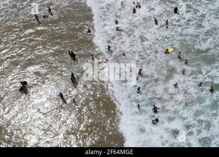 (210330) -- JOHANNESBURG, 30 mars 2021 (Xinhua) -- les gens s'amusent sur une plage à Durban, Afrique du Sud, 29 mars 2021. (Xinhua) Banque D'Images