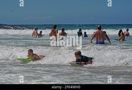 (210330) -- JOHANNESBURG, 30 mars 2021 (Xinhua) -- les gens s'amusent sur une plage à Durban, Afrique du Sud, 29 mars 2021. (Xinhua) Banque D'Images