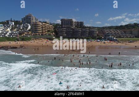 (210330) -- JOHANNESBURG, 30 mars 2021 (Xinhua) -- les gens s'amusent sur une plage à Durban, Afrique du Sud, 29 mars 2021. (Xinhua) Banque D'Images