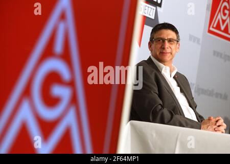 Düsseldorf, Allemagne. 30 mars 2021. Knut Giesler, Directeur de district d'IG Metall Rhénanie-du-Nord-Westphalie, suit une conférence de presse. Après dix heures de négociations, le syndicat et les employeurs de l'industrie du métal et de l'électricité en Rhénanie-du-Nord-Westphalie se sont mis d'accord sur un règlement des salaires. Crédit : David Young/dpa/Alay Live News Banque D'Images