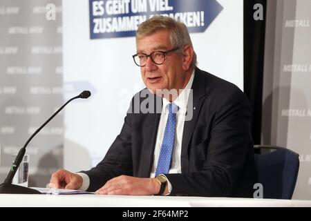 Düsseldorf, Allemagne. 30 mars 2021. Arndt G. Kirchhoff, Président de l'Association de l'industrie des métaux et de l'électricité de la Rhénanie-du-Nord-Westphalie, prend la parole lors d'une conférence de presse. Après dix heures de négociations, le syndicat et les employeurs de l'industrie du métal et de l'électricité de la Rhénanie-du-Nord-Westphalie se sont mis d'accord sur un règlement des salaires. Crédit : David Young/dpa/Alay Live News Banque D'Images