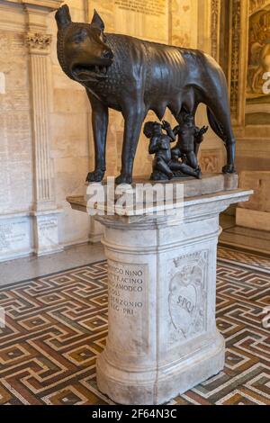 Loup du Capitole (Lupa Capitolina) avec Romulus et Remus, sculpture en bronze dans les musées du Capitole (Musei Capitolini), Rome, Italie Banque D'Images