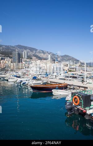 Monaco principauté paysage urbain, yachts et bateaux à Port Hercules Banque D'Images