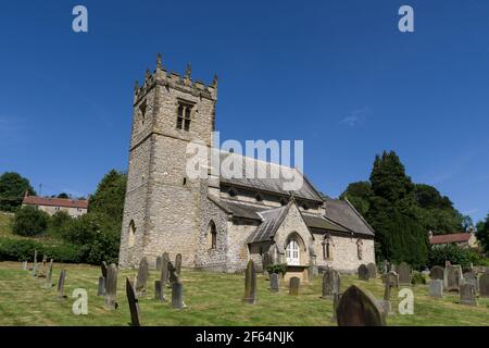 Ministre de Stonegrave, également connu sous le nom d'église de la Sainte Trinité, à Stonegrave, dans le Yorkshire; la tour est en partie anglo-saxonne avec le corps principal de l'église normande Banque D'Images