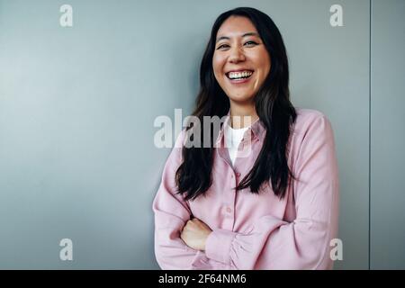 Portrait d'une jeune femme d'affaires positive. Femme professionnelle regardant l'appareil photo et riant. Banque D'Images