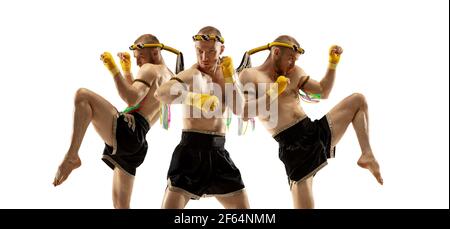 Jeune homme thai boxer sur fond blanc dans le mouvement de l'étape à l'étape kicking. Banque D'Images