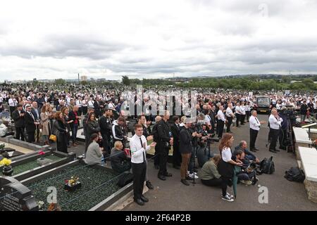 Photo du dossier datée du 30/06/20 d'une foule écoutant l'ancien président de Sinn Fein Gerry Adams parler pendant les funérailles de l'ancien personnage principal de l'IRA Bobby Story. Les principaux personnages de Sinn Fein devraient savoir plus tard s'ils seront confrontés à des actions sur des violations présumées de la réglementation Covid-19 lors des funérailles du principal républicain Bobby Story. Le Service des poursuites pénales a examiné des dossiers de preuve de police portant sur 24 personnes, dont plusieurs membres supérieurs du parti. Date de publication : le mardi 30 mars 2021. Banque D'Images