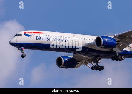 L'avion-avion-avion-avion à réaction britannique Airbus A350 G-XWBA débarque en finale à l'aéroport de Londres Heathrow, au Royaume-Uni. Avant du magasin avec titres BA. Rolls Royce Banque D'Images