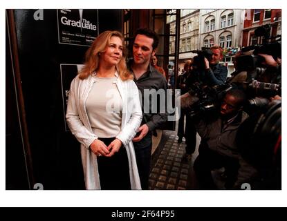 Kathleen Turner au Gielgud Theatre, Londres. Là où il a été renoncé qu'elle jouera Mme Robinson dans l'opp diplômé. Matthew Rhys droit d'elle comme Benjamin Banque D'Images