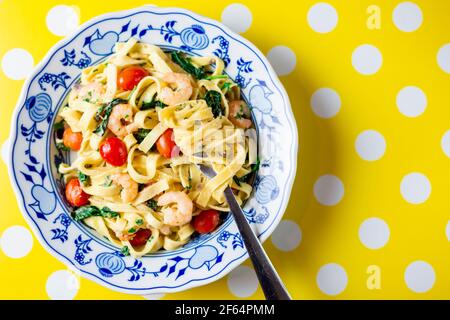 Crevettes toscanes avec tomates, épinards et sauce crémeuse au parmesan Banque D'Images