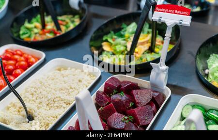 Buffet de salades au restaurant. Buffet de salades fraîches pour le déjeuner ou le dîner. Une alimentation saine. Betterave et balsamique dans un bol sur le comptoir. Restauration. Banque D'Images