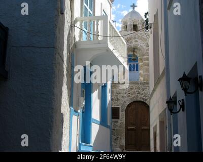 Vue sur la rue dans le village de Mandraki sur l'île de Nisyros Grèce Banque D'Images