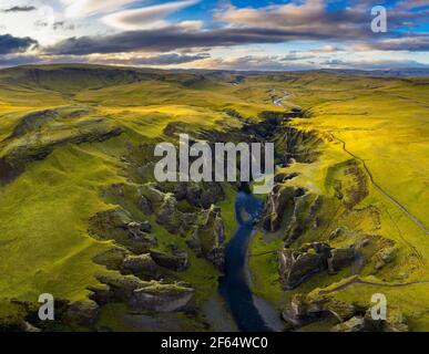 Vue aérienne du canyon de Fjadrargljufur en Islande Banque D'Images