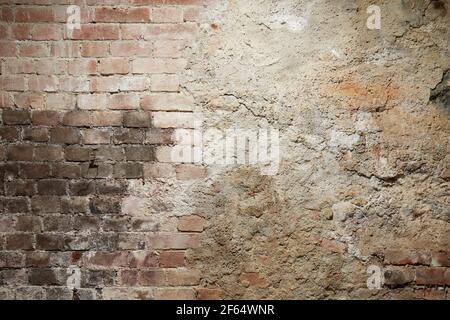 Vieux mur de brique et de ciment avec pièce brûlée noire Banque D'Images