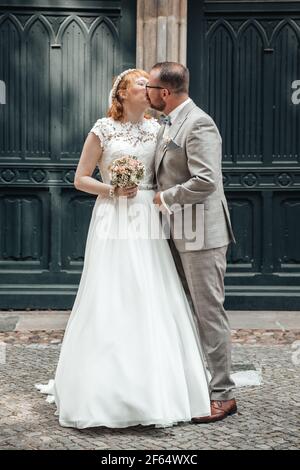 Bride and Groom kissing sur jour de mariage Banque D'Images