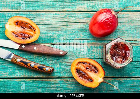 Délicieux confiture de tamarillo exotique dans un pot en verre Banque D'Images