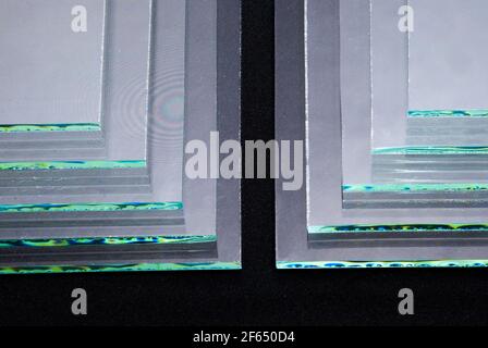 Feuilles de fabrication en usine verre clair trempé flotté panneaux de verre coupés à la taille. Banque D'Images