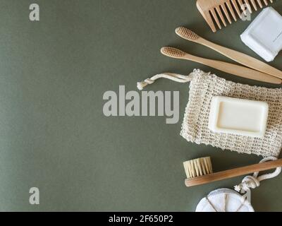 Aucun gaspillage de soins pour la peau des femmes. Savon, shampooing sec, boutons en coton, brosses à dents, épis sur fond vert. Vue du dessus. Copier l'espace Banque D'Images