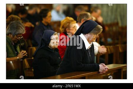 Messe pour le Pape malade à Westminster Cathederal à Londres.pic David Sandison 1/4/2005 Banque D'Images