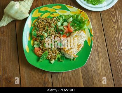 Poulet grillé cajun avec épeautre, poire et salade d'eau Banque D'Images