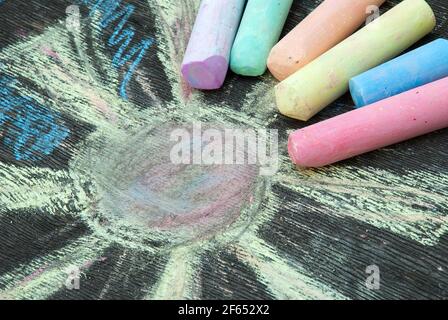 Craie colorée pour dessiner sur un fond en bois. Banque D'Images