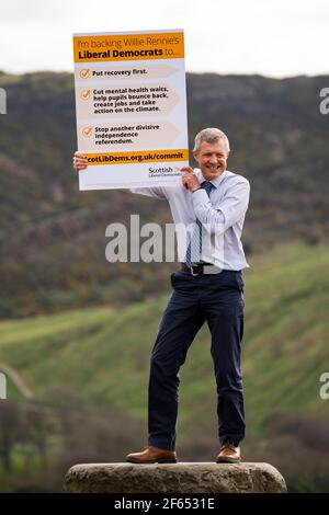 Édimbourg, Écosse, Royaume-Uni. 30 mars 2021.le leader libéral démocrate écossais Willie Rennie dévoile sa carte d'engagement Put Recovery First à Calton Hill à Édimbourg, avant le premier débat télévisé ce soir, en prévision des élections écossaises Iain Masterton/Alay Live News Banque D'Images