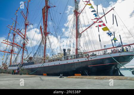 Bateau à voile russe de 100 ans (Sedov) dans le port de Port Louis, Maurice. Banque D'Images