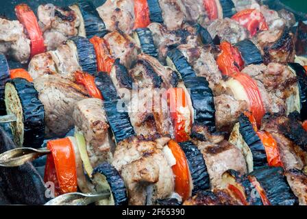 Juteuse tranches de viande en sauce préparer en feu (shish kebab). Banque D'Images