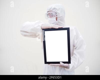 Médecin ou scientifique asiatique en uniforme de suite PPE. Tenant des cadres noirs carrés d'écran blanc pour votre conception. Coronavirus ou COVID-19 concept isolé whi Banque D'Images