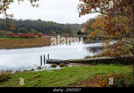 Cromm, Irlande du Nord - 8 novembre 2020. Lac Erne et vieux pont au château de Cromm, Co. Fermanagh, Irlande du Nord Banque D'Images