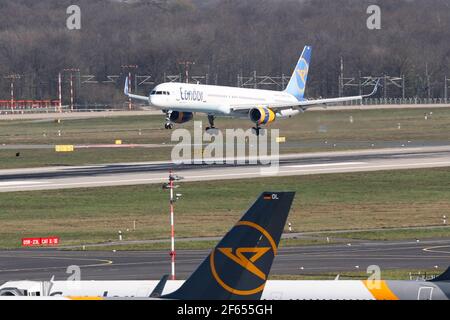 Düsseldorf, Allemagne. 30 mars 2021. Un Boeing 757 de la compagnie Condor de Mallorca débarque à l'aéroport de Düsseldorf. Dans la lutte contre la pandémie de Corona, les tests sont désormais obligatoires pour tous les vols à destination de l'Allemagne. Le test doit être effectué dans le pays de départ avant le décollage. Toute personne qui ne peut pas fournir à la compagnie aérienne la preuve d'un résultat négatif ne sera pas autorisée à monter à bord de l'avion. Crédit : Marcel Kusch/dpa/Alay Live News Banque D'Images