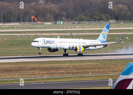 Düsseldorf, Allemagne. 30 mars 2021. Un Boeing 757 de la compagnie Condor de Mallorca débarque à l'aéroport de Düsseldorf. Dans la lutte contre la pandémie de Corona, les tests sont désormais obligatoires pour tous les vols à destination de l'Allemagne. Le test doit être effectué dans le pays de départ avant le décollage. Toute personne qui ne peut pas fournir à la compagnie aérienne la preuve d'un résultat négatif ne sera pas autorisée à monter à bord de l'avion. Crédit : Marcel Kusch/dpa/Alay Live News Banque D'Images