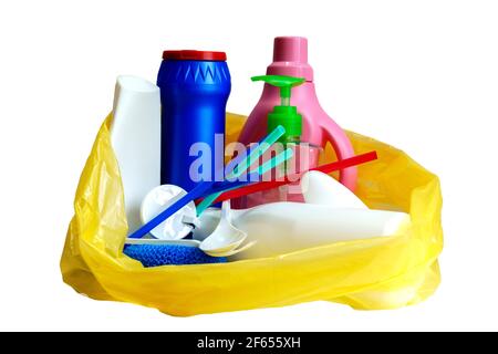 bouteilles et ustensiles en plastique vides multicolores dans un sac poubelle jaune, isolés sur fond blanc Banque D'Images