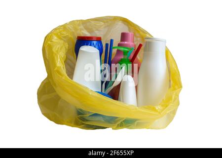 flacons en plastique vides multicolores dans un sac poubelle jaune, isolés sur fond blanc Banque D'Images