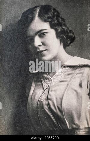 Allemagne - VERS les années 1930 : Lady. Portrait. Femme en studio. Carte de vue d'époque Art déco Banque D'Images