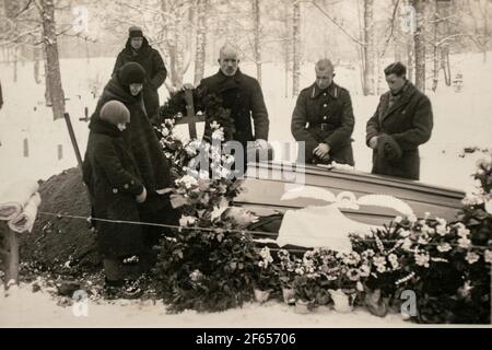 Lettonie - VERS les années 1930 : les gens à la cérémonie funéraire. Photo de groupe dans le cimetière. Vintage archive Art déco photo Banque D'Images