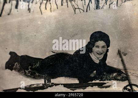 Allemagne - VERS les années 1930 : Lady portant un manteau et un chapeau portrait ski en forêt. Femme en plein air en hiver. Carte de vue d'époque Art déco Banque D'Images