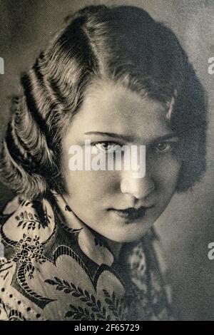 Allemagne - VERS les années 1930 : visage gros plan portrait d'une femme en studio. Dame. Carte de vue d'époque Art déco Banque D'Images