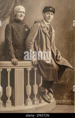 Allemagne - VERS les années 1920 : photo d'homme et de femme en studio. Décorations rambardes d'escaliers. Carte de vue d'époque édouardienne Banque D'Images