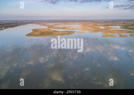 Vue aérienne sur le lac près de Gardony, appelé Velencei à Banque D'Images