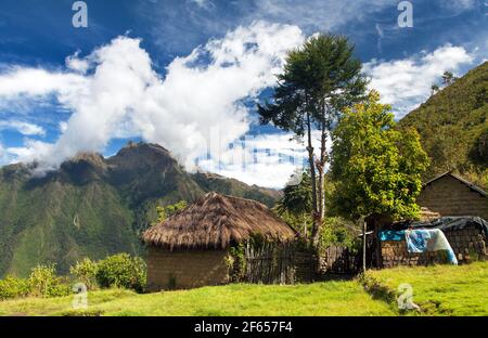 Belle maison de construction, vue du sentier de randonnée Choquequirao, région de Cuzco, région de Machu Picchu, Andes péruviennes Banque D'Images