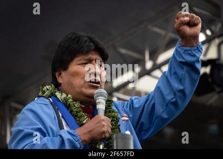 La Paz, Bolivie. 29 mars 2021. Evo Morales, ancien président de Bolivie, assiste au 26ème anniversaire de la fondation du parti au pouvoir MAS (Movimiento al Socialismo - mouvement pour le socialisme). Evo Morales a été contraint de démissionner après que des allégations de fraude contre lui lors des élections d'octobre 2019 ont conduit à une grave crise politique. Luis Arce a remporté les élections suivantes en octobre 2020 avec plus de 55 pour cent des voix. Credit: Radoslaw Czajkowski/dpa/Alay Live News Banque D'Images