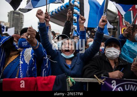 La Paz, Bolivie. 29 mars 2021. Les partisans assistent au 26ème anniversaire de la fondation du parti au pouvoir MAS (Movimiento al Socialismo - mouvement pour le socialisme). Evo Morales du MAS a été forcé de démissionner après que des allégations de fraude contre lui lors des élections d'octobre 2019 ont conduit à une grave crise politique. Luis Arce a remporté les élections suivantes en octobre 2020 avec plus de 55 pour cent des voix. Credit: Radoslaw Czajkowski/dpa/Alay Live News Banque D'Images